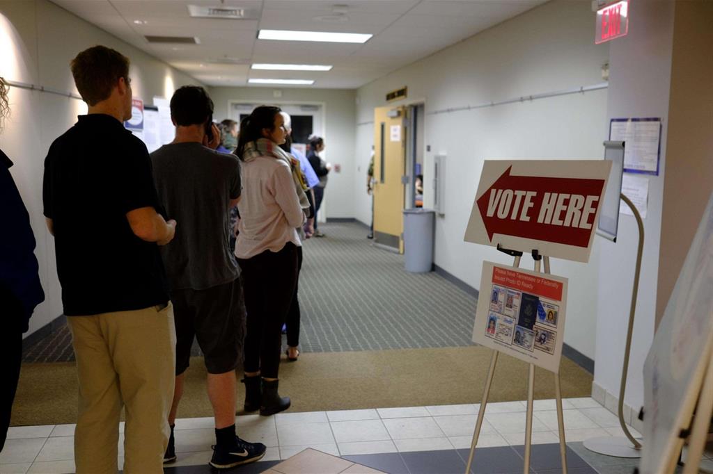 In milioni hanno già scelto: elettori in fila nell'ultimo giorno di voto anticipato alla Green Hill Library di Nashville in Tennessee (Ansa)