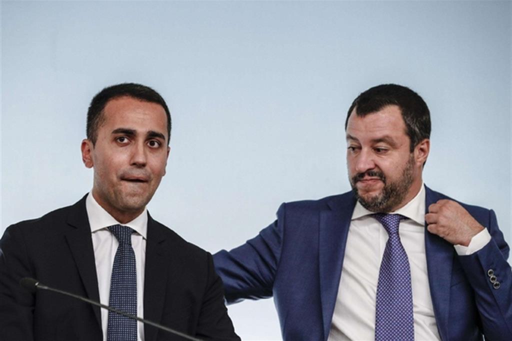 Matteo Salvini, a destra, attacca il collega vicepremier Luigi Di Maio: nessuna manina, lui era lì mentre scrivevamo il testo (Ansa)