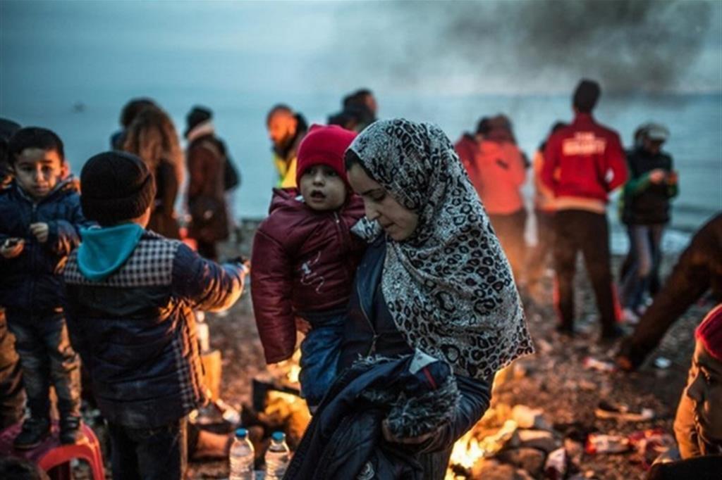 Ammassati su pick up e auto, migliaia di migranti attraversano il deserto anatolico