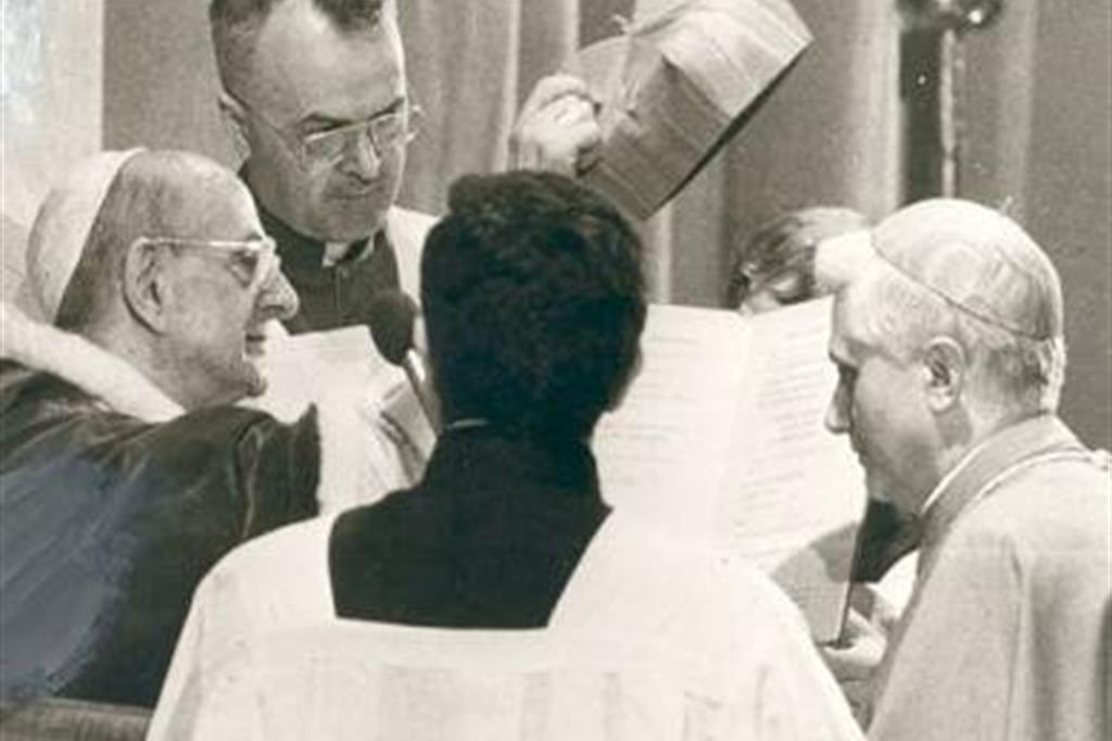 Paolo VI impone la berretta cardinalizia a Joseph Ratzinger: era il giugno del 1977