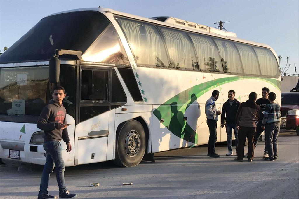 Un pullman carica i civili rimasti a Douma per trasportarli a Idlib. In tutto sono stati impiegati 24 bus per 1.146 persone (Ansa) - 