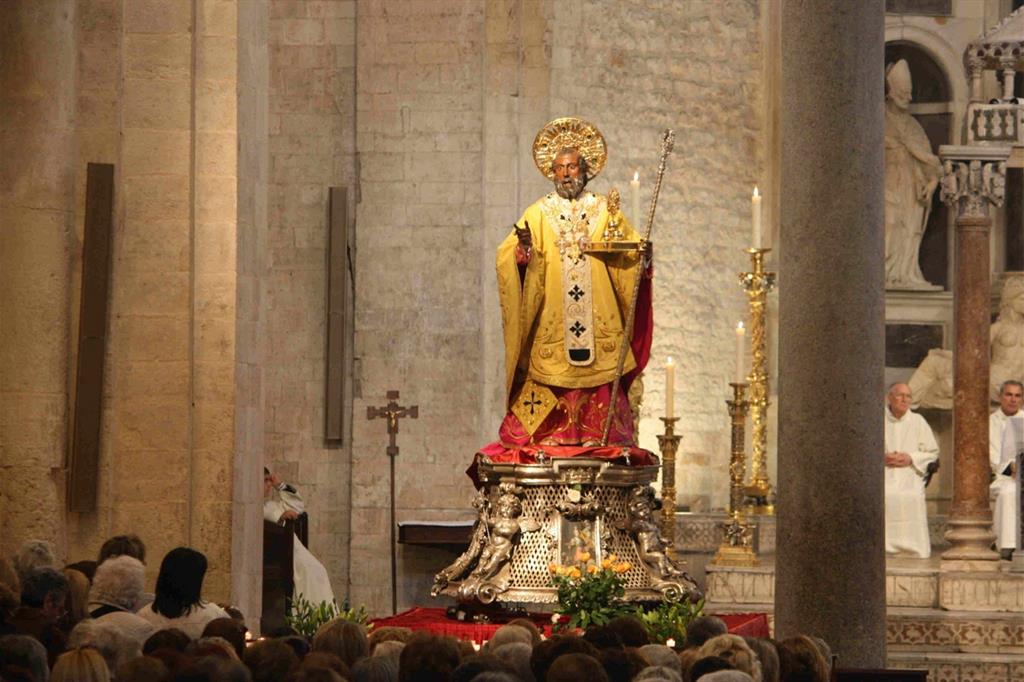 L'interno della Basilica di san Nicola di Bari con la statua del santo
