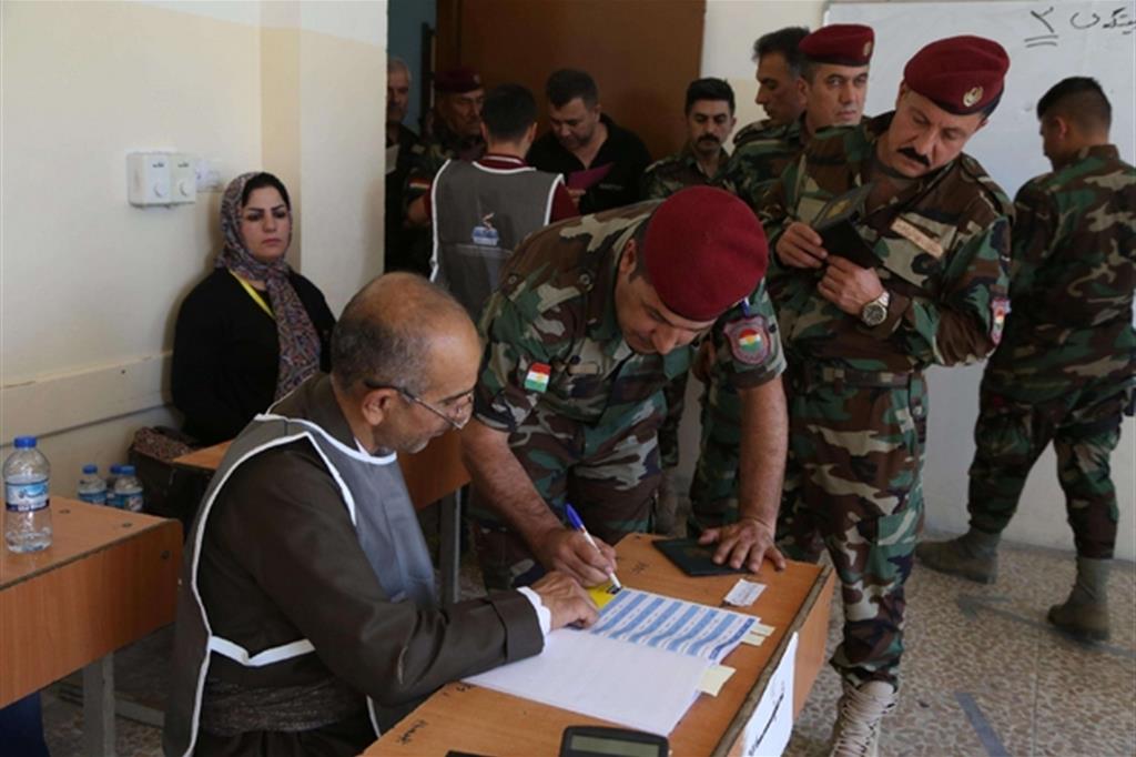 Truppe curde dei Peshmerga al voto a Erbil  (Ansa)