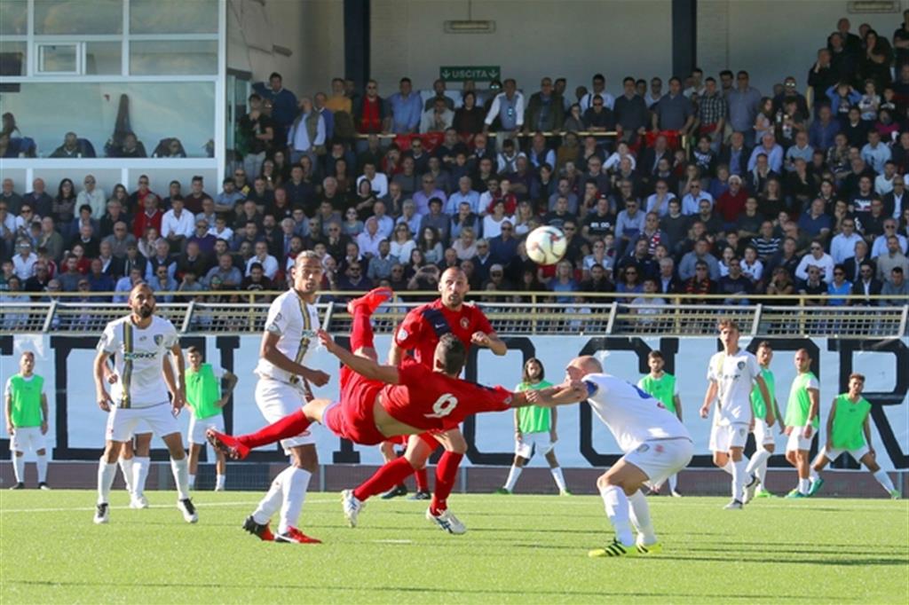 Un gol in rovesciata del centravanti del Potenza Carlos França (foto Tony Vece)