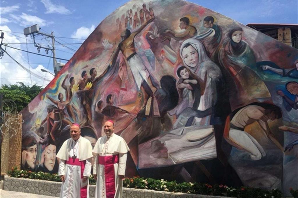 I vescovi González e Coppola (a destra) di fronte all’opera ad Acapulco