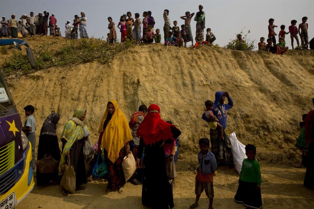 Gruppi di Rohingya nel campo profughi di Balukhali, in Bangladesh (Reuters)