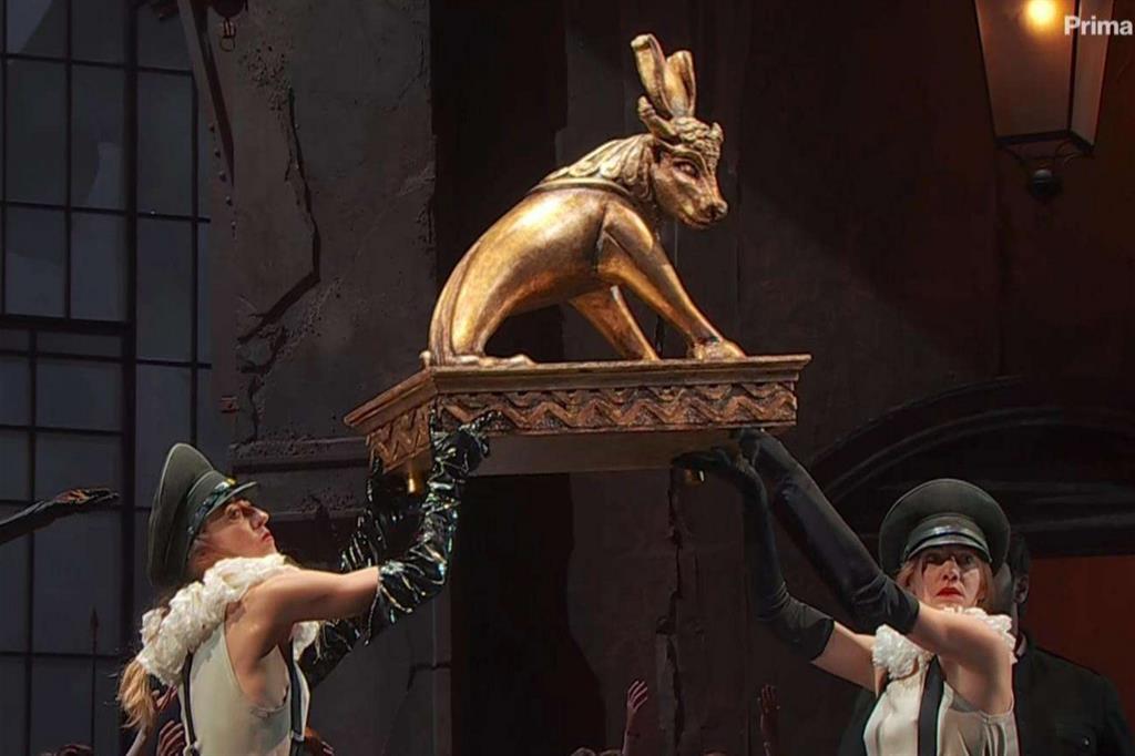 Il vitello d'oro che ha sostituito la statua della Madonna nell'"Attila" di Verdi in scena al Teatro alla Scala