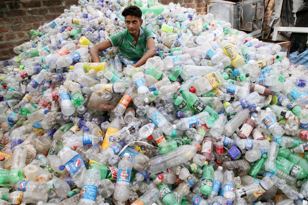 Raccolta differenziata di bottiglie di plastica a Jammu, in India (Ansa) - 