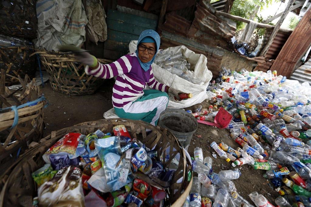 Selezione dei rifiuti in un impianto di riciclaggio di Banda Aceh, in Indonesia (Ansa) - 