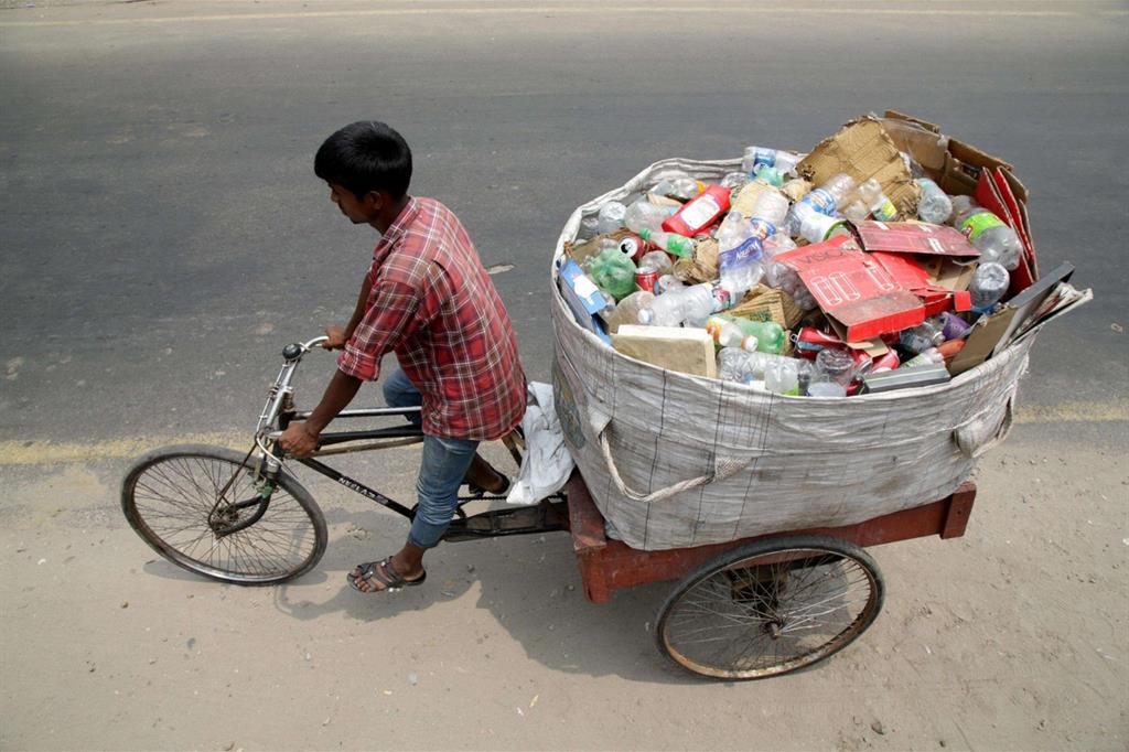 Raccolta di plastica a Jammu in India, nazione che ha le 14 città più inquinate da plastica del mondo (Ansa) - 