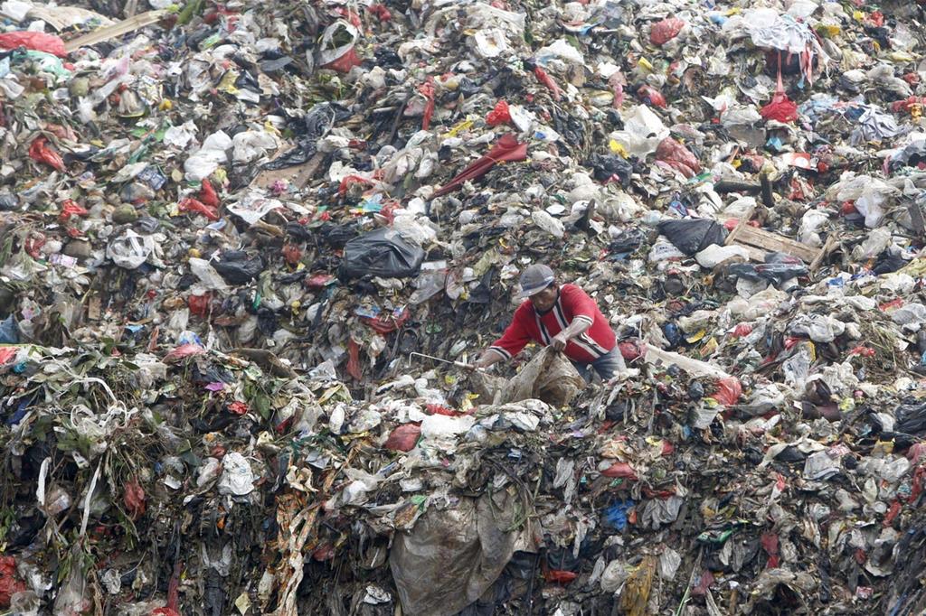 Raccolta plastica tra i rifiuti a Depok, in Indonesia (Ansa) - 