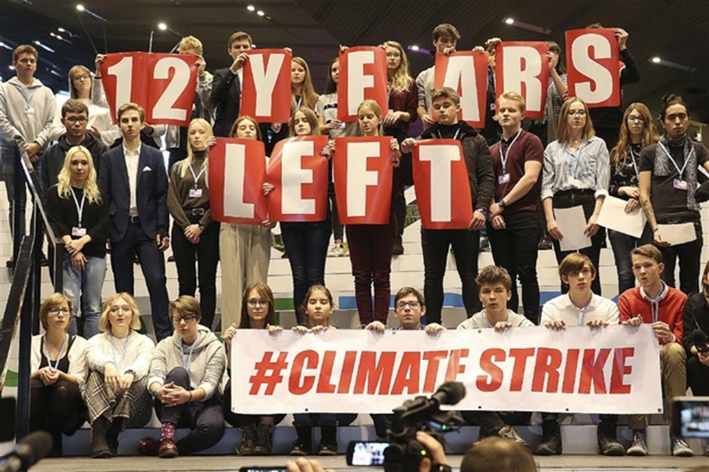 Ragazzi polacchi manifestano perché si giunga a un accordo sul clima (Ansa)