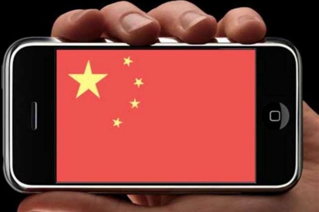 L'allarme degli 007: non comprate gli smartphone cinesi
