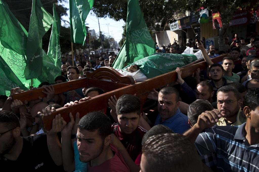 I funerali a Gaza di un giovane di 29 anni ucciso nelle proteste di lunedì (Ansa)