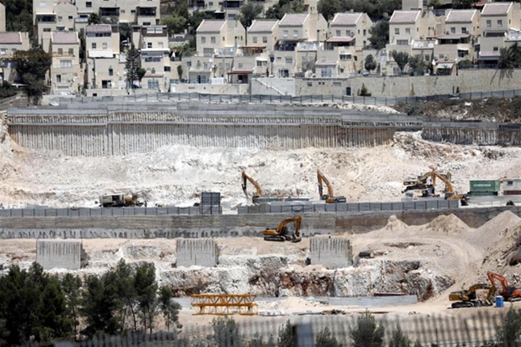 Il cantiere di un nuovo insediamento a Walajeh, vicino a Betlemme (Epa)