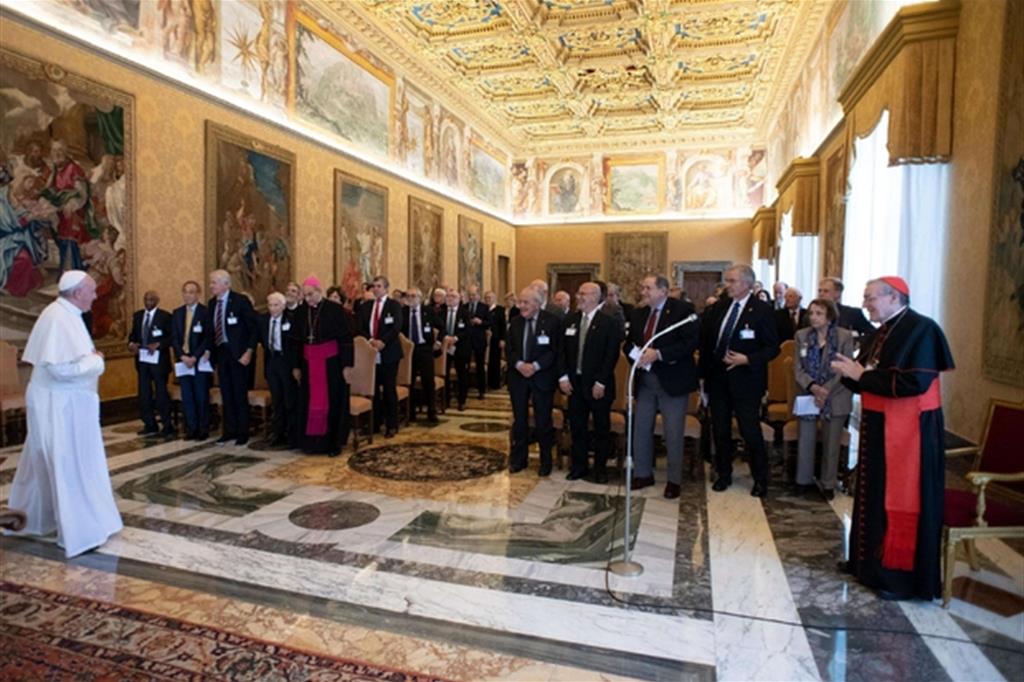 Il Papa e i membri della Pontificia Accademia delle Scienze (Ansa)