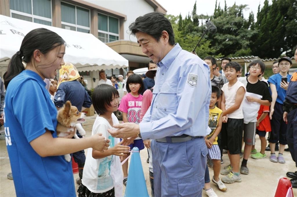 Il premier giapponese Shinzo Abe in visita a Kurashiki, nella prefettura di Okayama (Ansa)