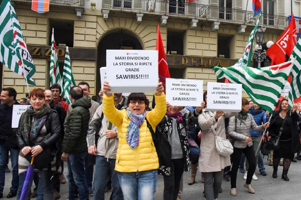 La protesta dei lavoratori di ItaliaOnline davanti alla sede di Torino (Maria Borsieri via Twitter)