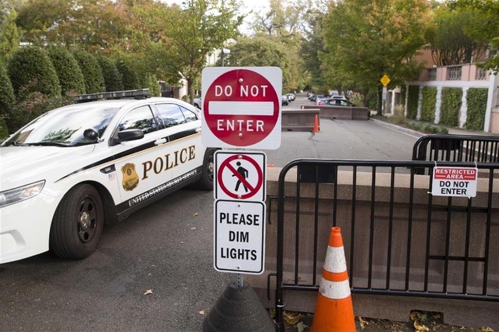 Un'auto della polizia davanti all'abitazione di Obama (Ansa)