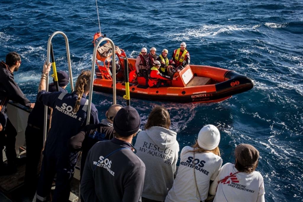 Il team di salvataggio della nave dell’Ong Sos Méditerranée