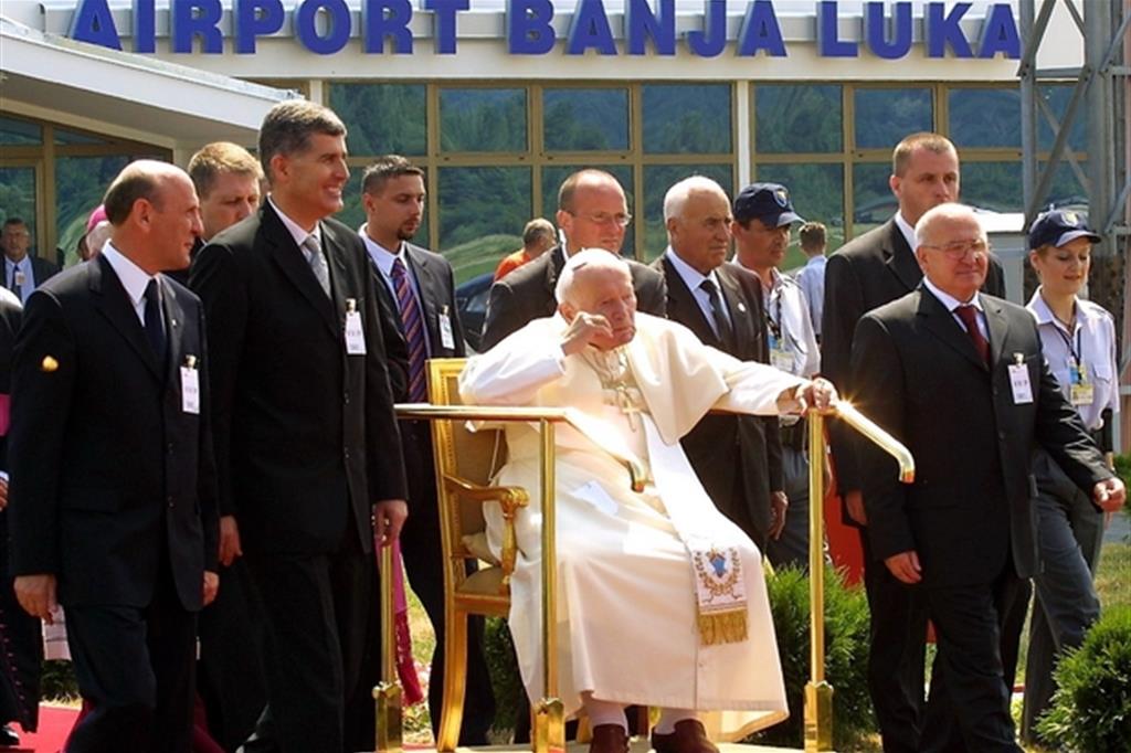22 giugno: Giovanni Paolo II è a Banja Luka, uno dei luoghi simbolo della guerra a sfondo etnico e religioso che dilaniò i Balcani negli anni 90 (Ansa)
