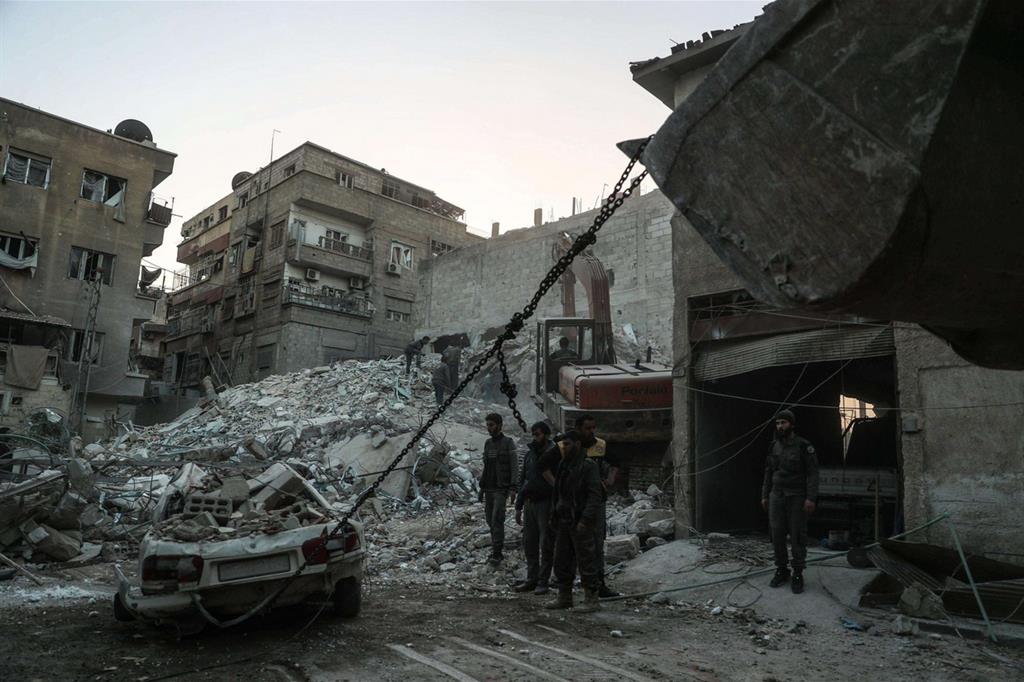 Le macerie di un edificio crollato nei bombardamenti nella zona della Ghuta (Ansa)