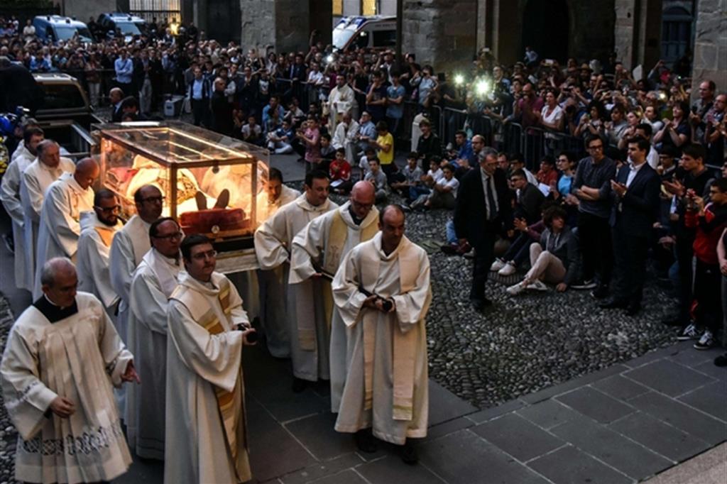 L'urna di Giovanni XIII entra nella cattedrale di Bergamo (Ansa)