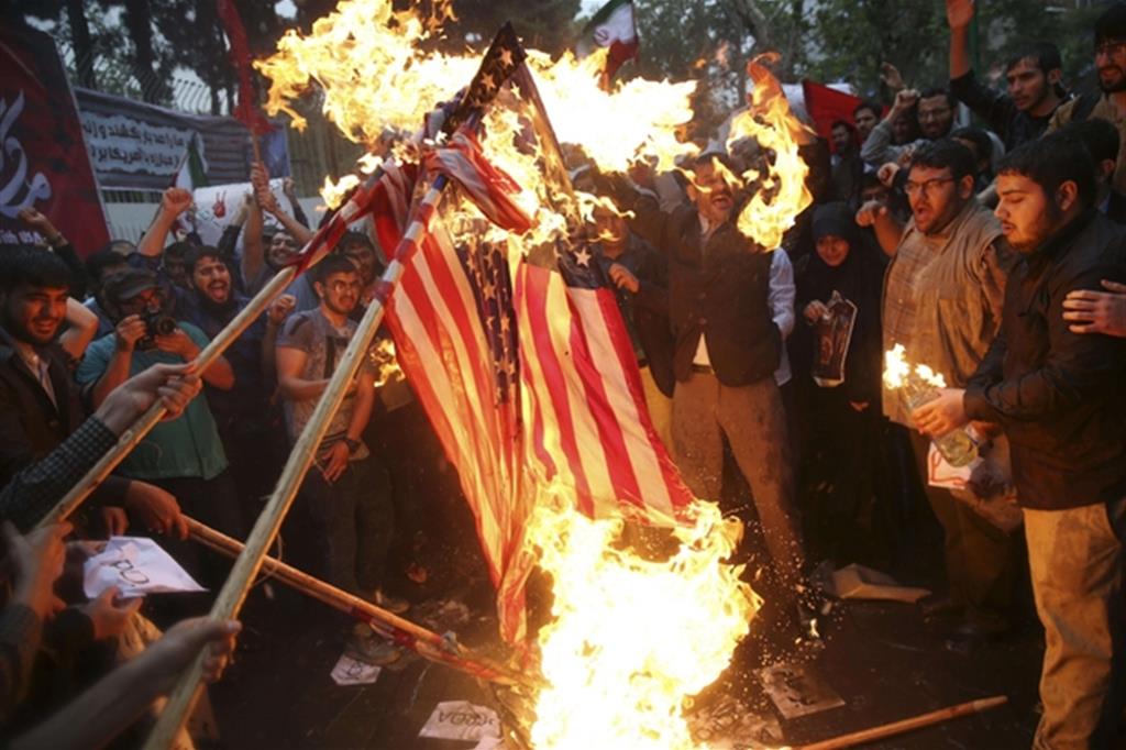 A Teheran sono ricominciate le manifestazioni anti-Usa dopo l’uscita dall’intesa nucleare: in fiamme le bandiere a stelle e strisce al grido di «Morte all’America» (Ansa)