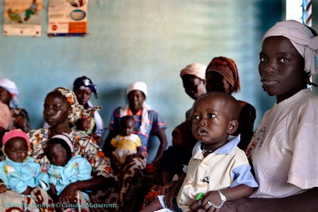 Madri del Burkina Faso con i figli in un ambulatorio specializzato per la denutrizione (Claudio Massarente)