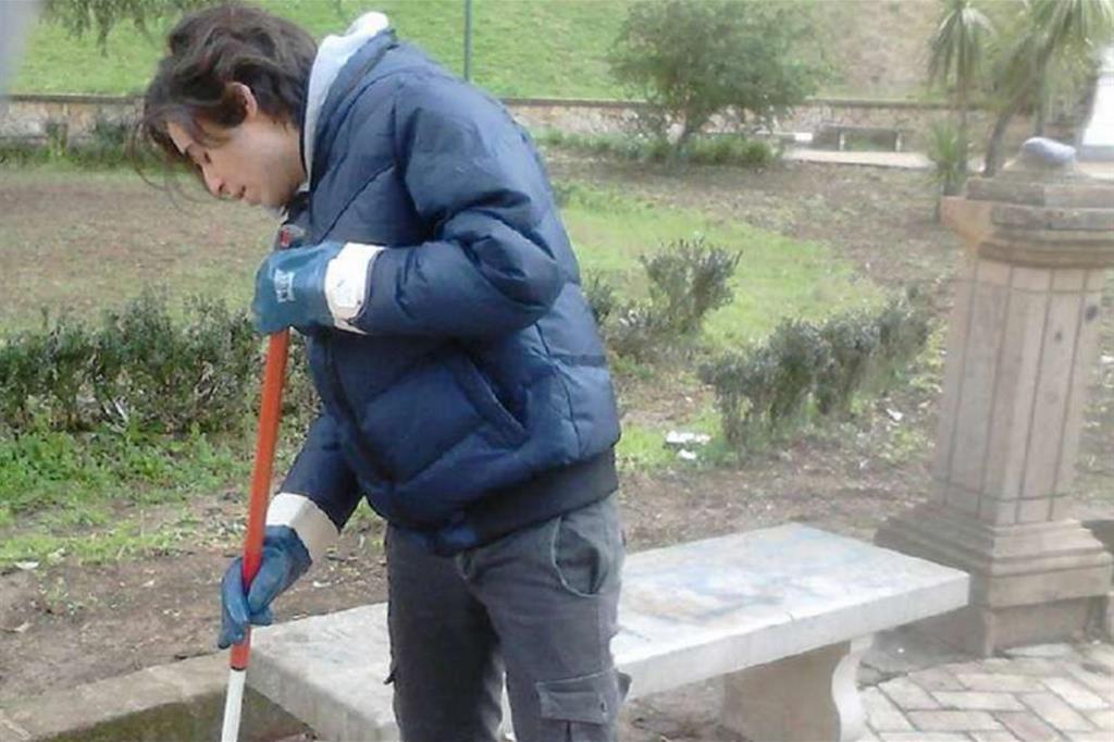 Emanuele si prende cura del parco di Piazza Armerina da due anni