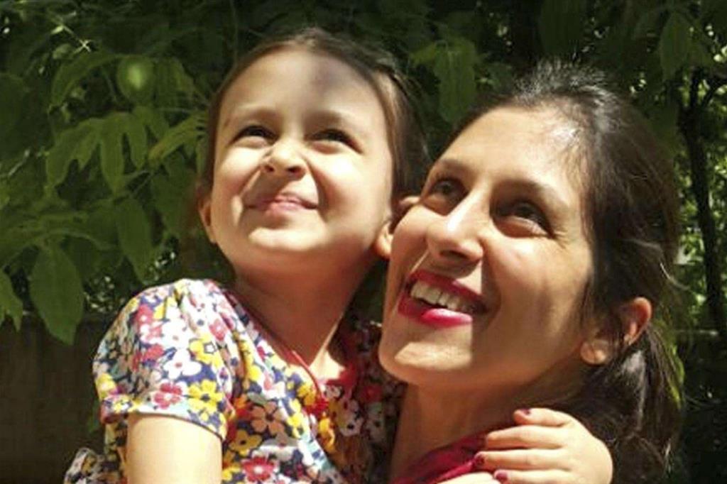 Nazanin con la figlia Gabriella in una foto rilasciata dal comitato per la liberazione della donna