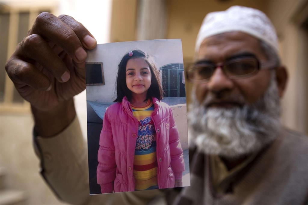 Mohammes Amin mostra la foto della figlia di 7 anni, Zainab Ansari. I suoi violentatori e omicidi sono stati condannati a morte (Ansa)