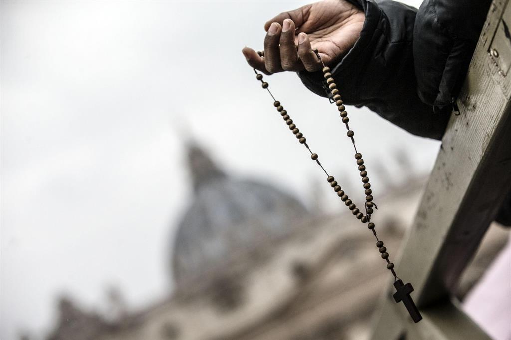 Una pellegrina con il Rosario in piazza San Pietro (foto Ansa)