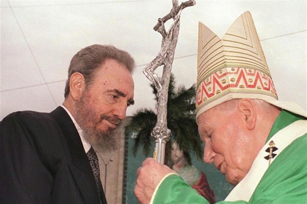 Giovanni Paolo II e Fidel Castro nel gennaio del 1998 (Ansa)