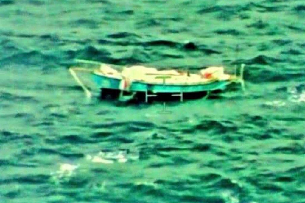L'imbarcazione su cui navigava Abhilash Tomy, il velista indiano rimasto ferito mentre gareggiava in solitaria (Ansa, foto fornita dalla Marina Indiana)