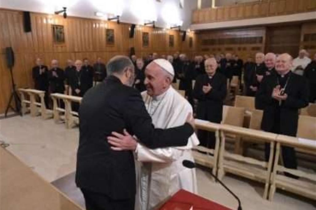 Papa Francesco con don José Tolentino Mendonça, predicatore degli Esercizi spirituali per la Curia Roma ad Ariccia (Vatican News)