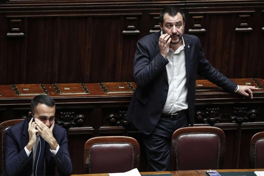 Matteo Salvini, in piedi, soddisfatto. Un po' meno i 5 stelle guidati da Di Maio (Ansa)