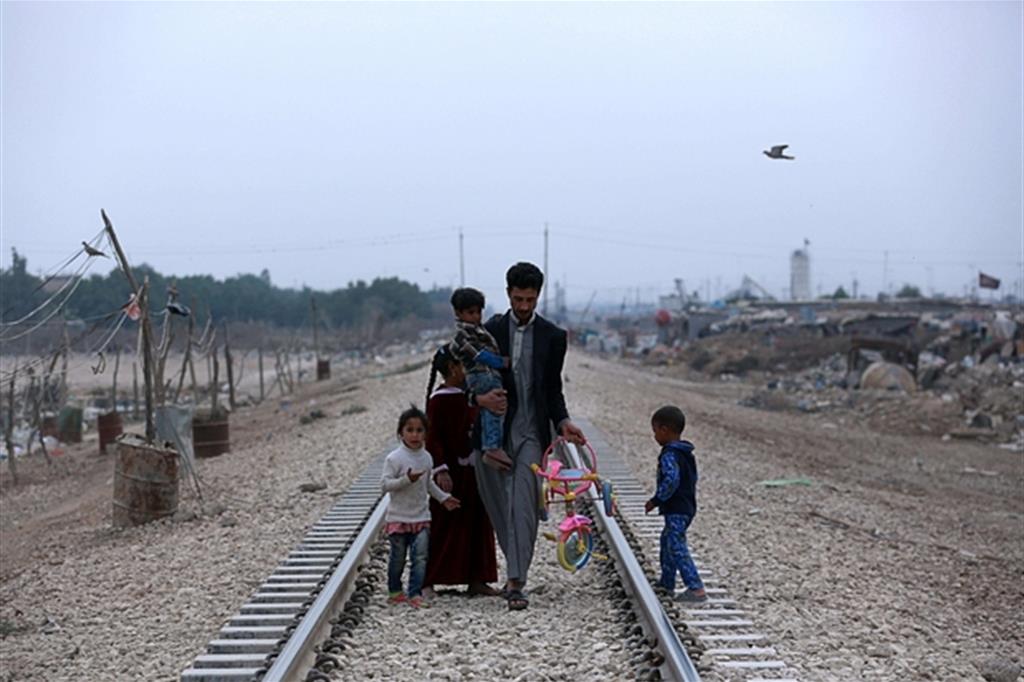 Profughi siriani in fuga da una guerra che non finisce mai (Ansa)