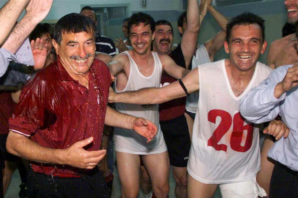 Mondonico negli spogliatoi festeggia il ritorno in Serie A del Torino nel campionato 98-99 (Ansa) - 