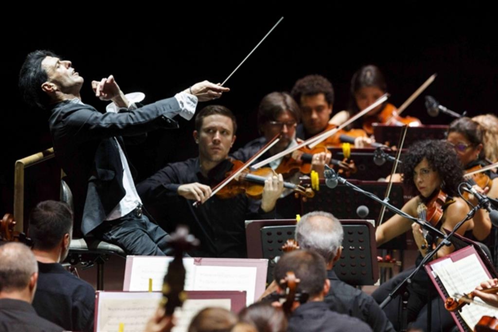 Il maestro Ezio Bosso torna in concerto come direttore d'orchestra.