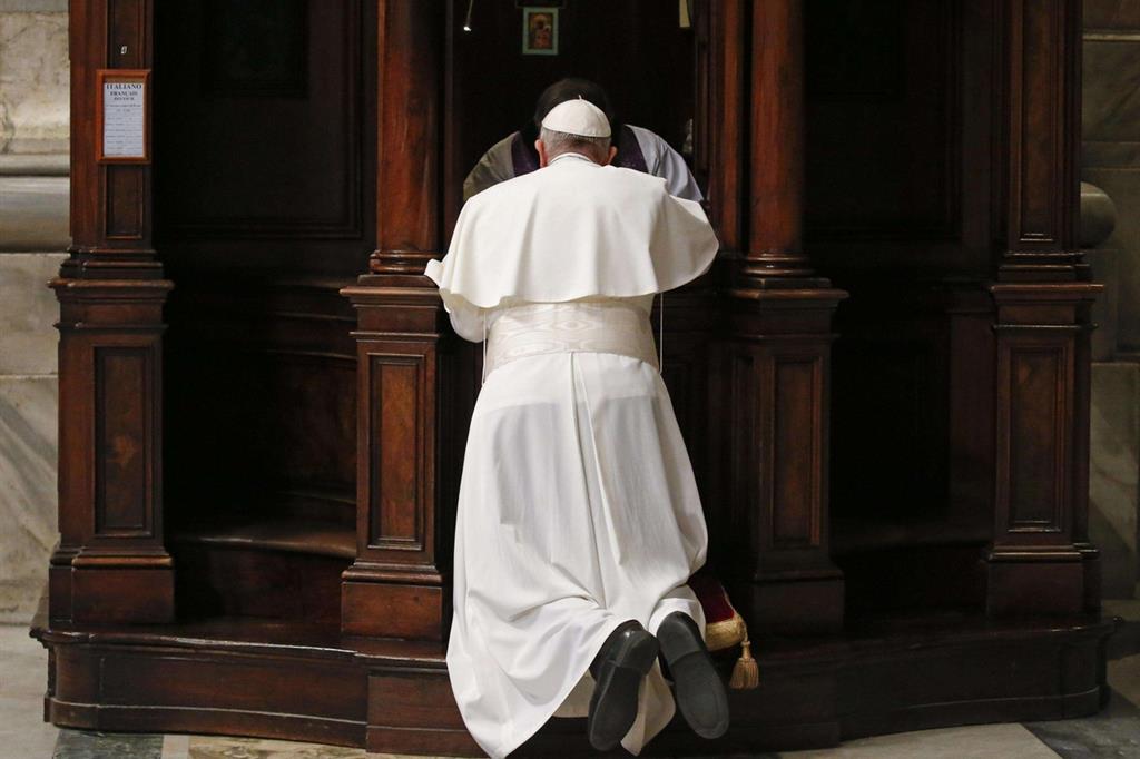 Il Papa si confessa durante la celebrazione penitenziale (Ansa)