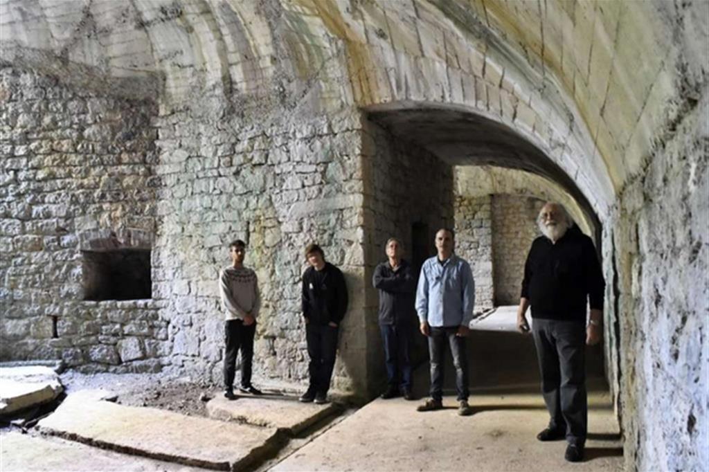 I componenti del Giovanni Maier Quintet all’interno della cannoniera di Cotici sulle pendici del Monte San Michele sul Carso goriziano (Foto Luca Alfonso d’Agostino)
