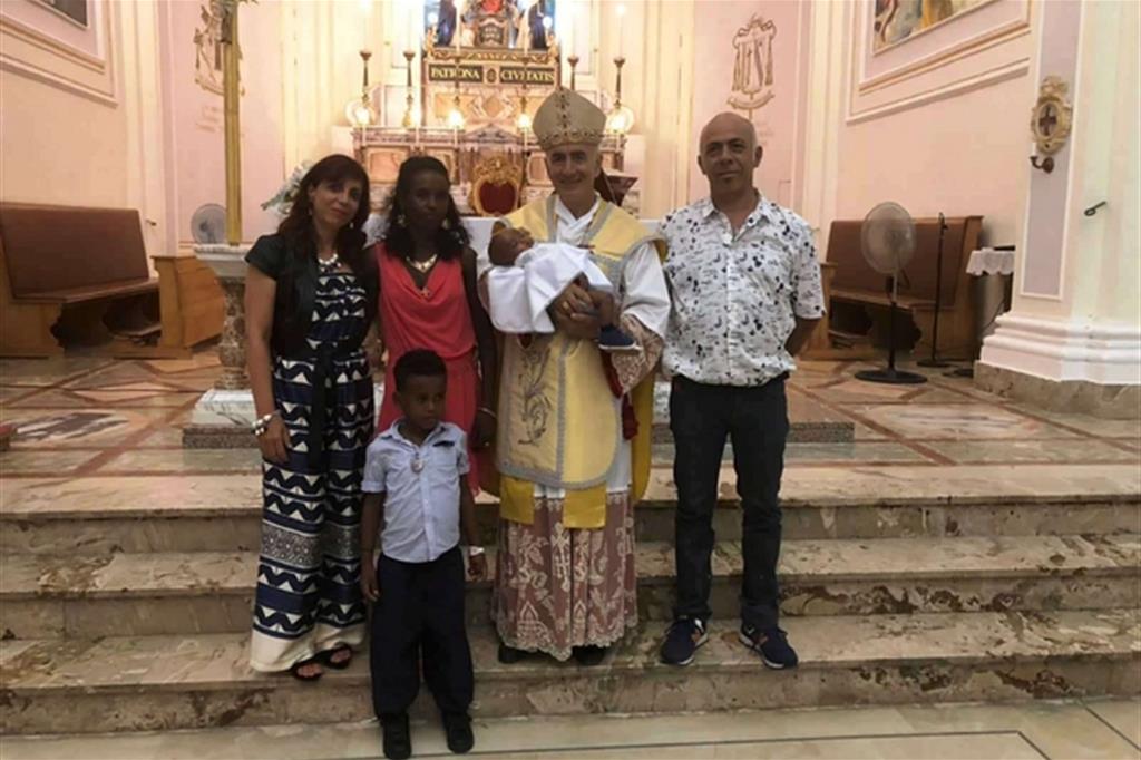 Esrom, il bimbo eritreo battezzato dal vescovo di Noto