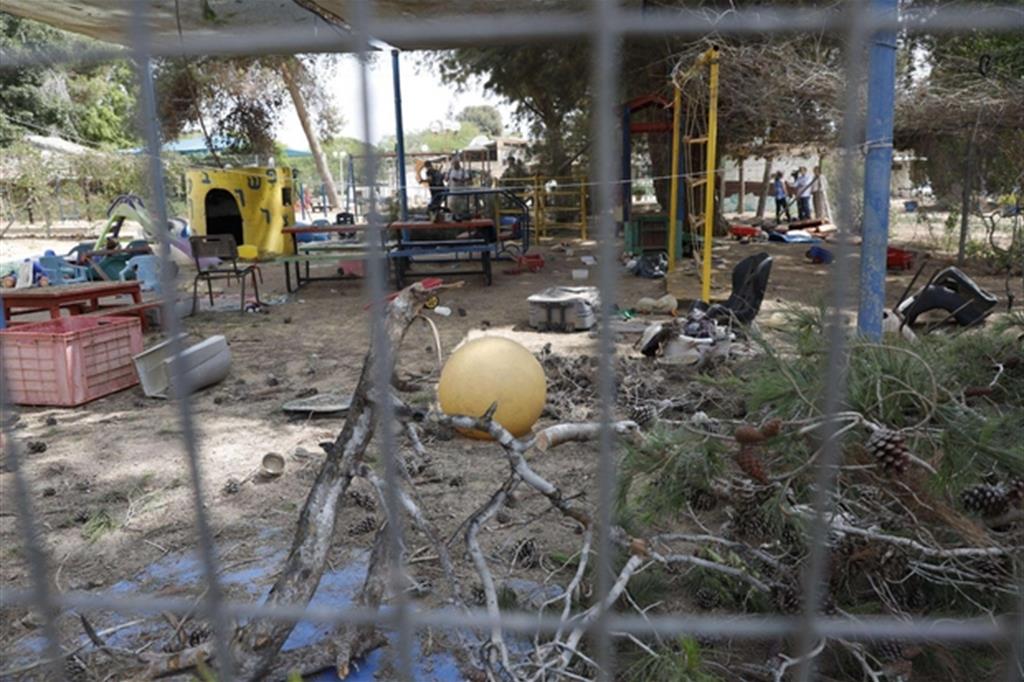 Il giardino dell'asilo di un kibbutz danneggiato da un razzo questa mattina (Ansa)