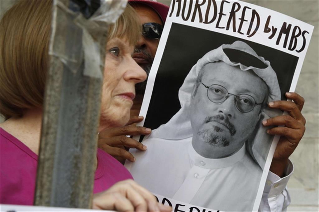 Proteste a Washington contro Riad per l'omicidio del giornalista dissidente Jamal Khashoggi al consolato saudita di Istanbul (Ansa)