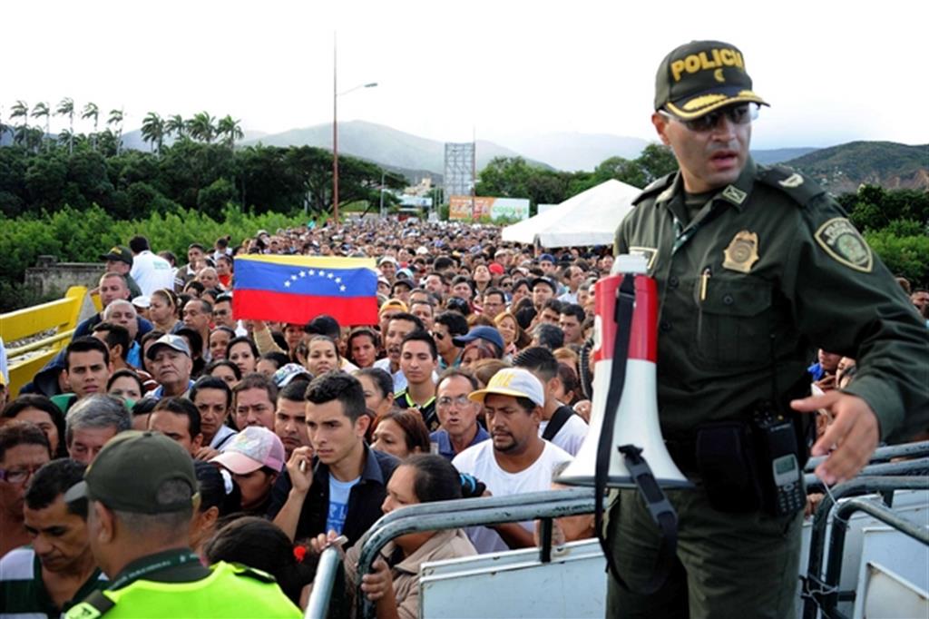 È fuga di massa. Maduro apre le porte, caos nel continente