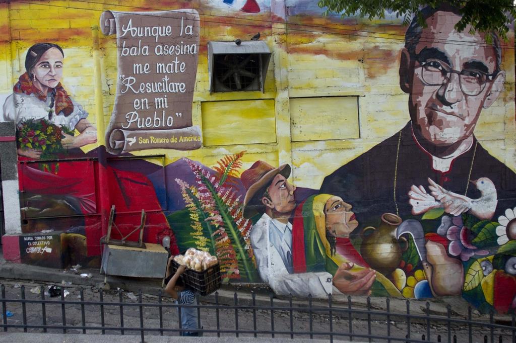 Un murale raffigurante Óscar Arnulfo Romero a Panchimalco, El Salvador (Ansa)