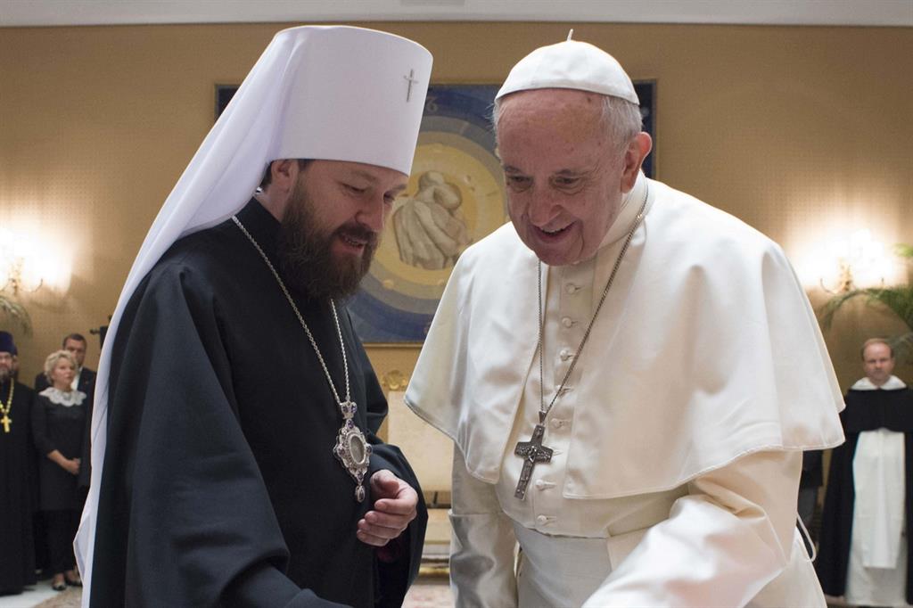 Papa Francesco e Hilarion in una foto d'archivio di Vatican Media