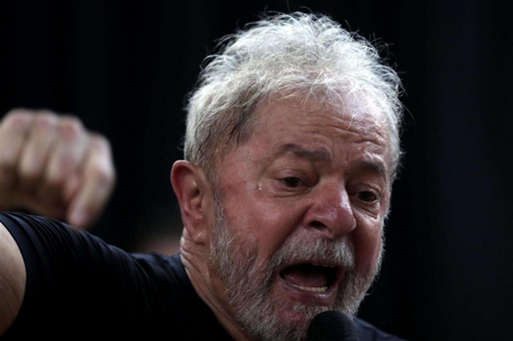 L'ex presidente brasiliano Luiz Inacio Lula da Silva è in carcere da aprile per corruzione (Ansa)