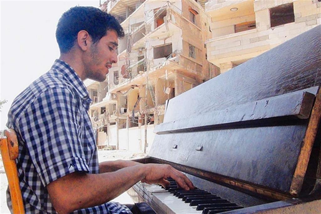 Aeham Ahmad, il pianista siriano che combatte il Daesh con la musica